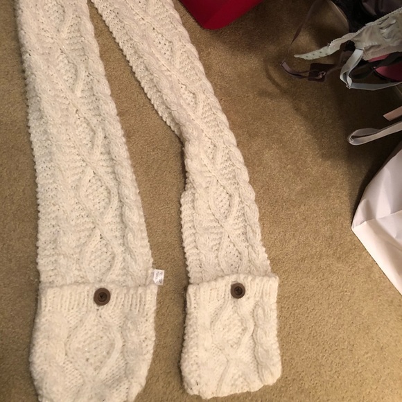 White knitted scarf - Picture 3 of 3